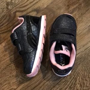 Puma Glitz Little Kids’ Sneakers. Black/Pink. Size 5.